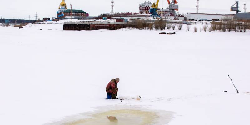 ​Спасатели в ХМАО проводят рейды по водоемам и прогоняют со льда рыбаков