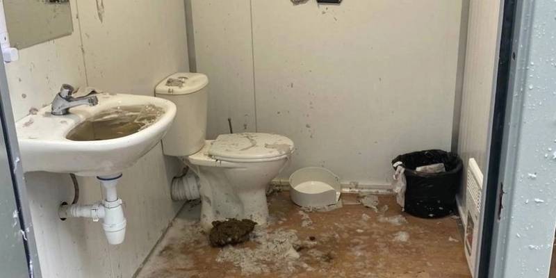 В Нягани вандалы разгромили общественный туалет и спортплощадку