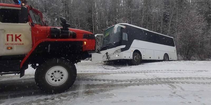 В ХМАО в кювет вылетел пассажирский автобус: пострадали три человека