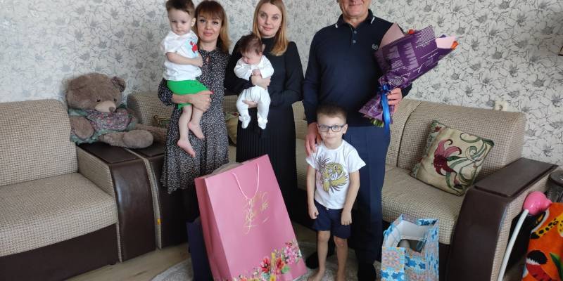 Мэр из ХМАО поздравил вдову погибшего в зоне СВО с крещением дочери