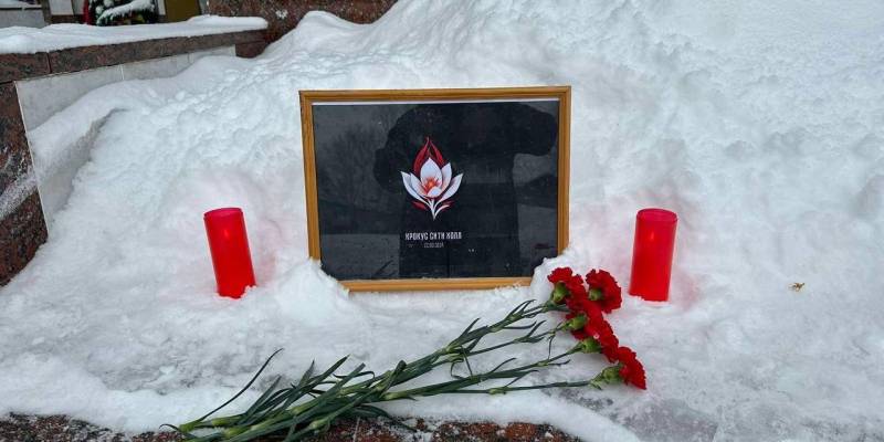 Жители Сургутского района несут цветы к стихийным мемориалам жертвам теракта в Подмосковье