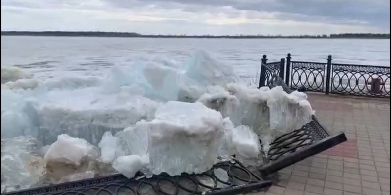 Глыбы льда сминают ограждения на набережной в Сургуте