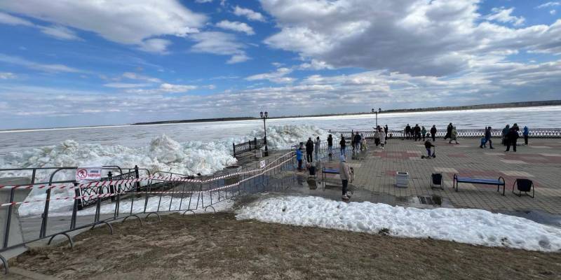 На набережной Сургута экстренно установили ограждения из-за сминающих металл глыб льда