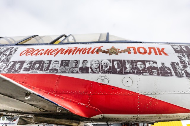 Над Сургутом пролетели самолеты с портретами ветеранов ВОВ и участников СВО