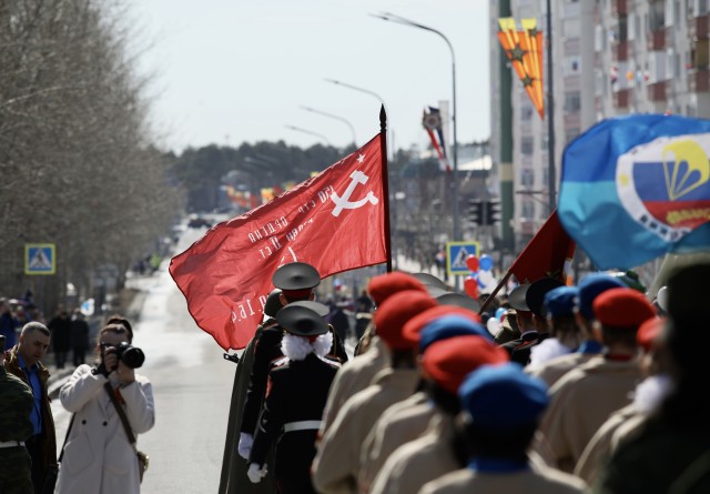 В ХМАО отменили митинги, шествия и салюты на майских праздниках